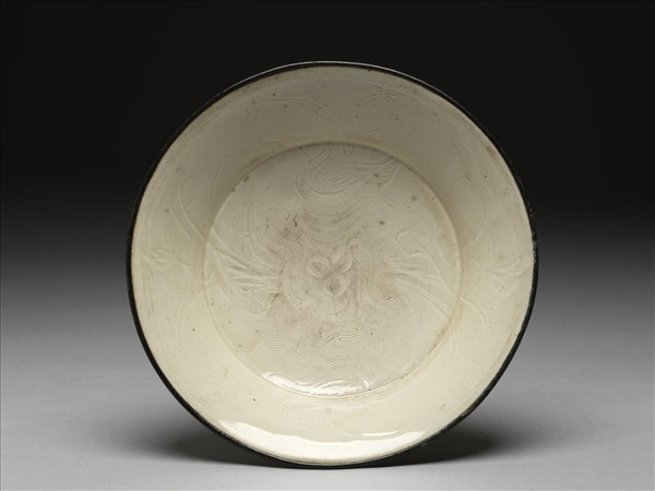 定窯 白瓷劃花蓮塘紋折腰盤