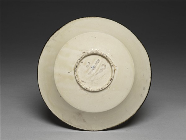 定窯 白瓷劃花蓮塘紋折腰盤