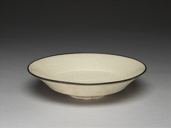 定窯 白瓷劃花雙鳧紋折腰盤