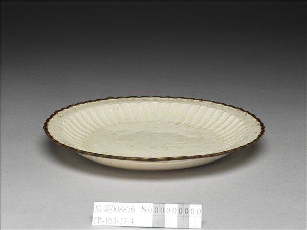 定窯 白瓷印花力士獻寶圖百褶盤