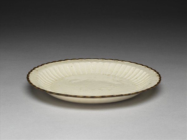 定窯 白瓷印花力士獻寶圖百褶盤