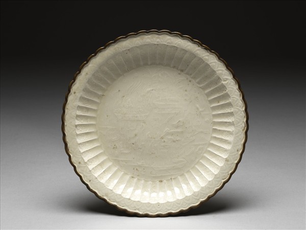 定窯 白瓷印花力士獻寶圖百褶盤