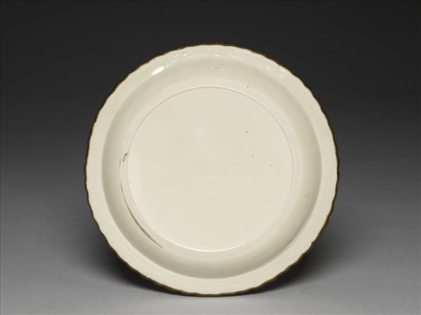 定窯 白瓷印花力士獻寶圖百褶盤