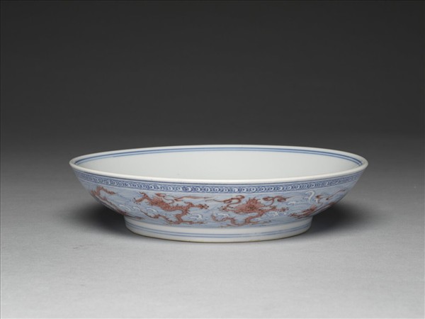 青花釉裡紅波濤龍紋盤