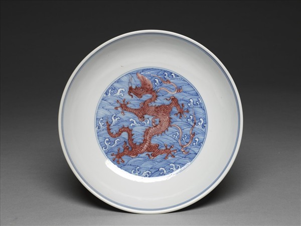 青花釉裡紅波濤龍紋盤