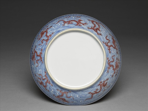青花釉裡紅波濤龍紋盤