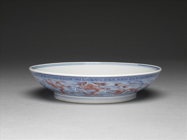 青花釉裡紅波濤龍紋盤