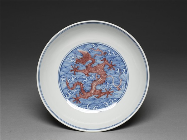青花釉裡紅波濤龍紋盤