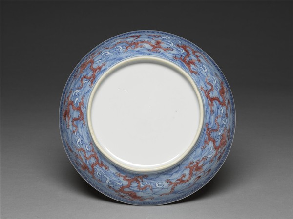 青花釉裡紅波濤龍紋盤