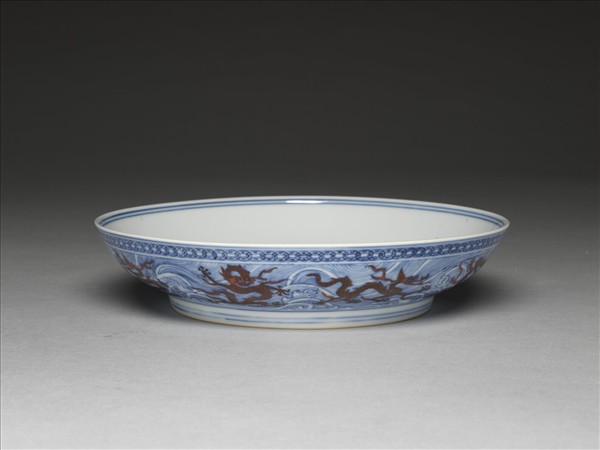 青花紅彩波濤龍紋盤