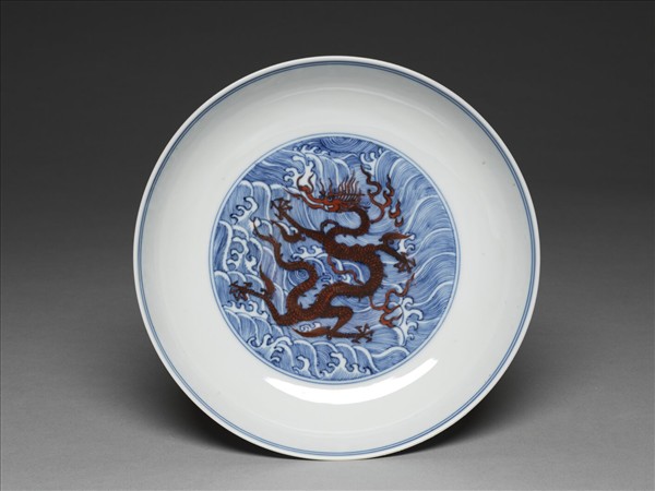 青花紅彩波濤龍紋盤