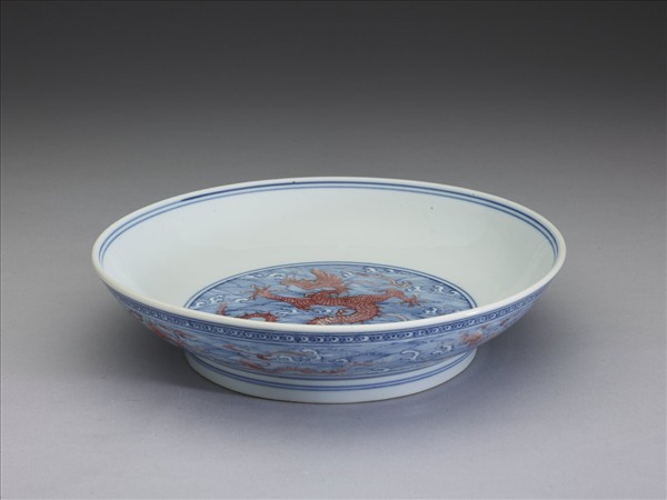 青花釉裡紅波濤龍紋盤