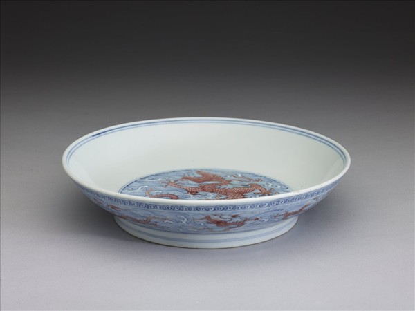 青花釉裡紅波濤龍紋盤