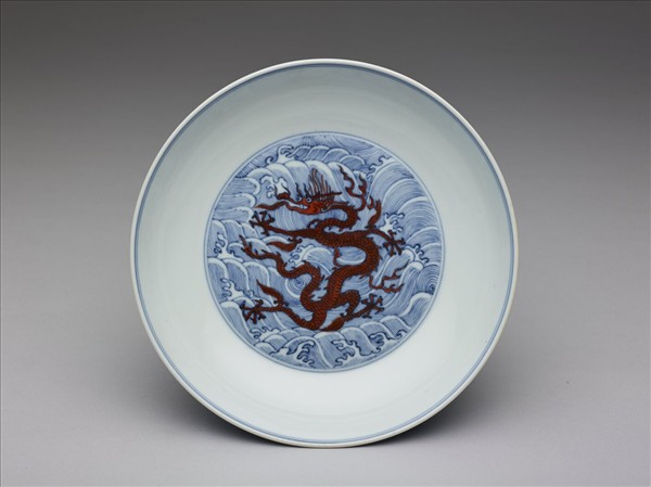 青花紅彩波濤龍紋盤