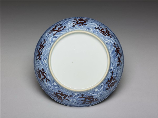 青花紅彩波濤龍紋盤