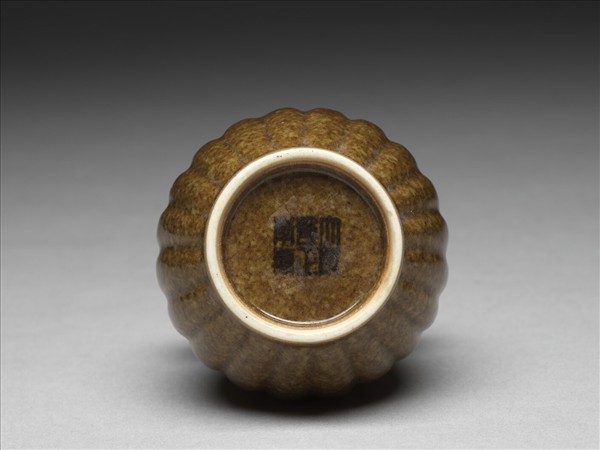 茶葉末釉貫耳瓶