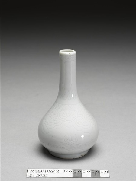 白瓷劃花如意雲紋瓶