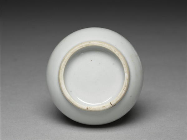 白瓷劃花如意雲紋瓶