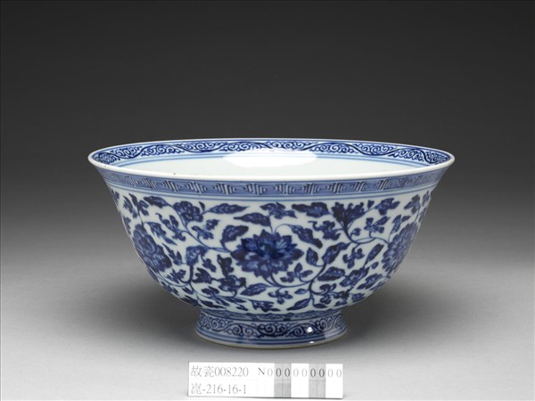 青花纏枝花卉紋碗