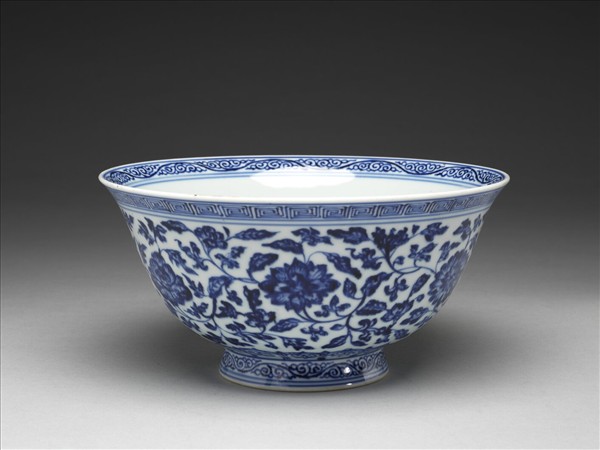 青花纏枝花卉紋碗