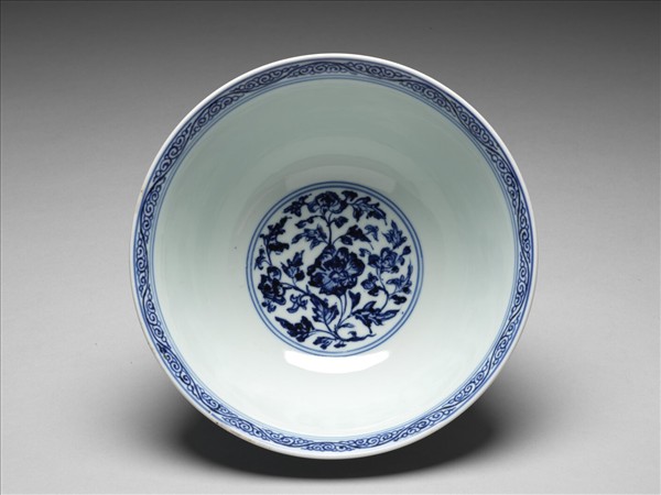青花纏枝花卉紋碗