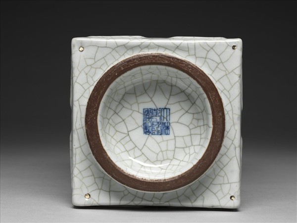 仿哥釉八卦紋琮式瓶