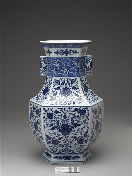 青花花卉紋六角貫耳瓶