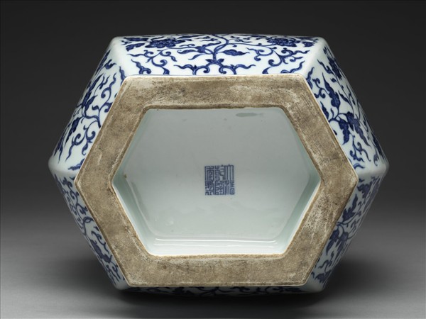 青花花卉紋六角貫耳瓶