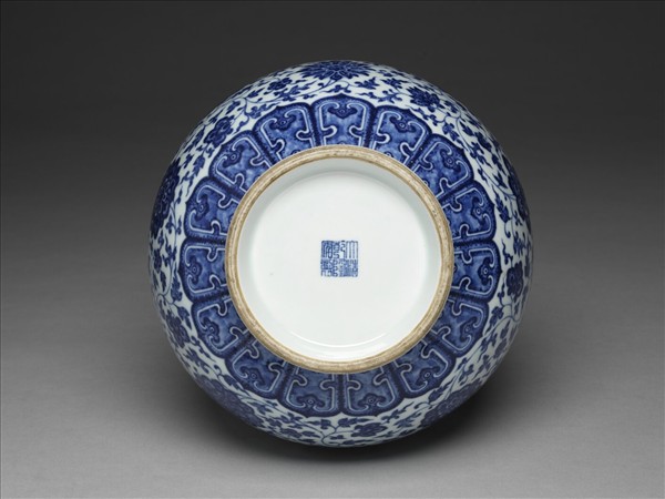 青花纏枝花卉紋瓶