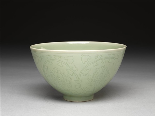 青瓷劃花番蓮紋碗