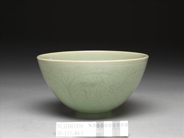 青瓷劃花番蓮紋碗