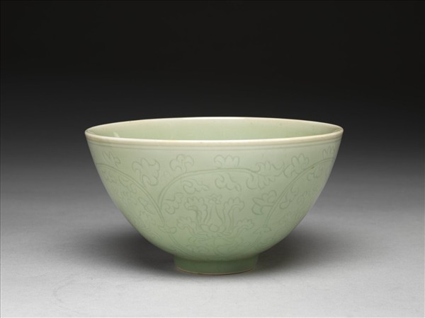 青瓷劃花番蓮紋碗