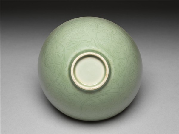 青瓷劃花番蓮紋碗