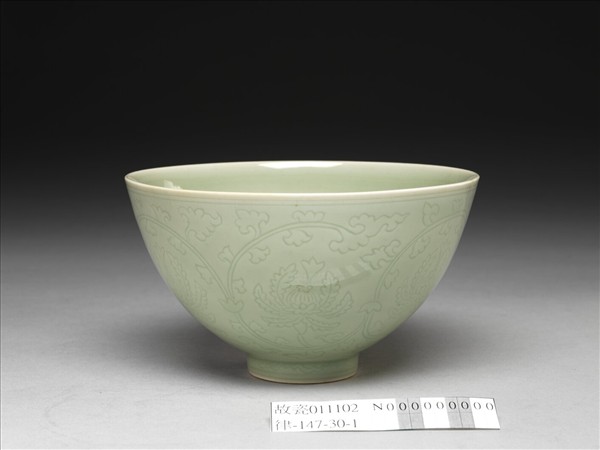 青瓷劃花番蓮紋碗