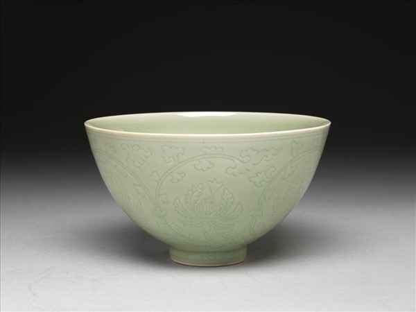 青瓷劃花番蓮紋碗