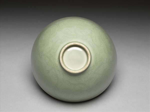 青瓷劃花番蓮紋碗