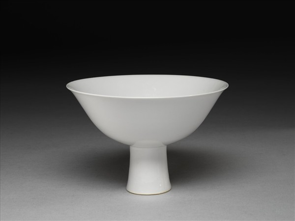 甜白釉高足碗
