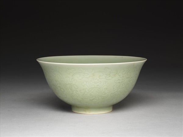 青瓷劃花纏枝花卉紋碗