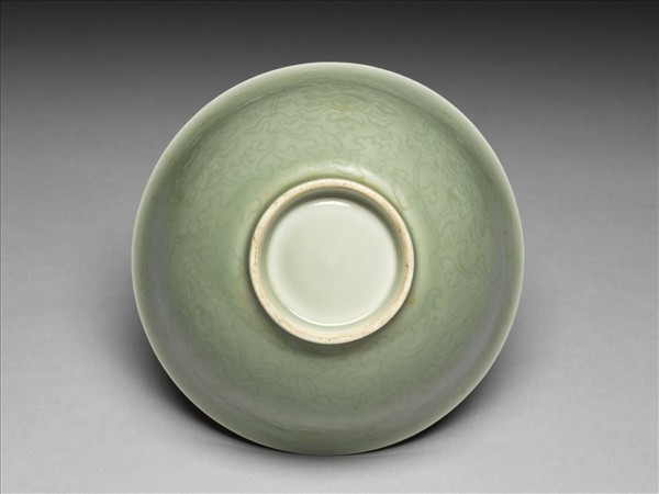 青瓷劃花纏枝花卉紋碗