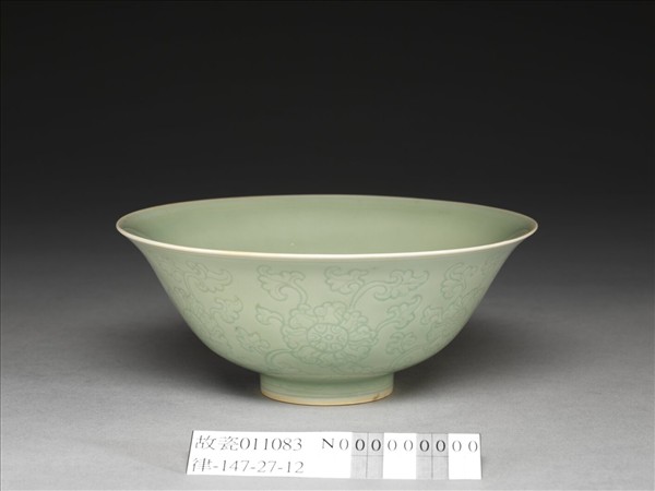 青瓷劃花纏枝花卉紋碗