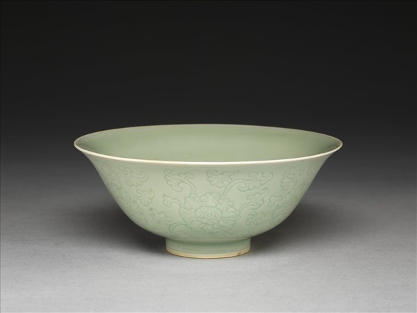 青瓷劃花纏枝花卉紋碗
