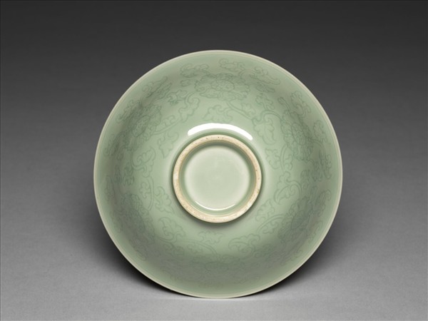 青瓷劃花纏枝花卉紋碗