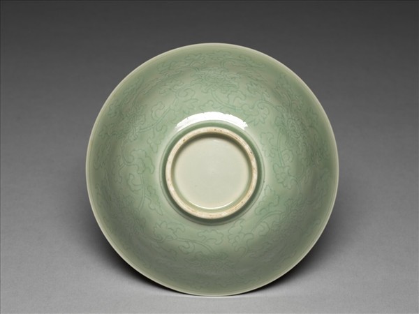 青瓷劃花纏枝花卉紋碗