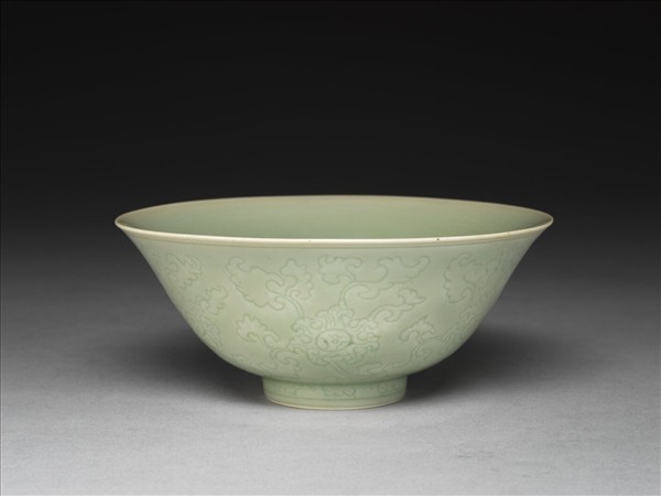 青瓷劃花纏枝花卉紋碗