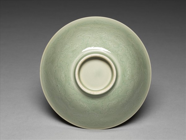 青瓷劃花纏枝花卉紋碗