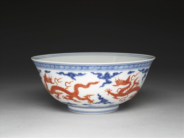 青花描紅五龍紋碗