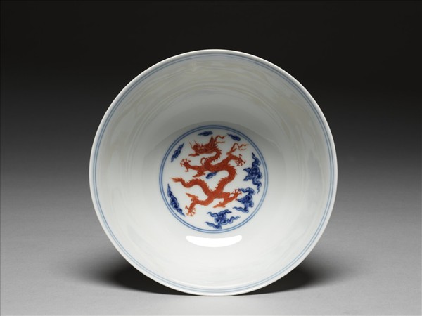 青花描紅五龍紋碗