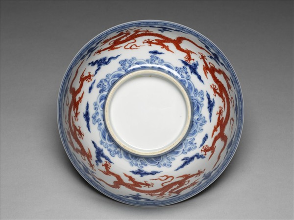 青花描紅五龍紋碗