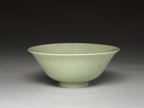 青瓷劃花纏枝花卉紋碗