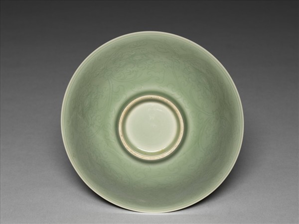 青瓷劃花纏枝花卉紋碗